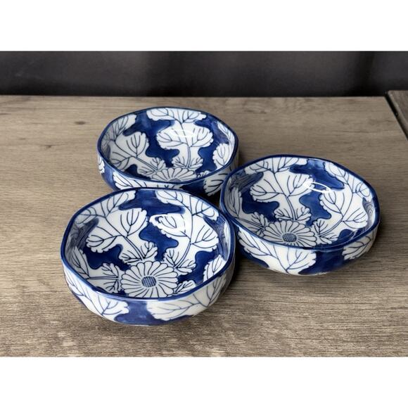 3 of 4 1/4" OMC Blue & White Porcelain Bowl, Hand Painted Flower & Leaves Japan - Picture 4 of 9